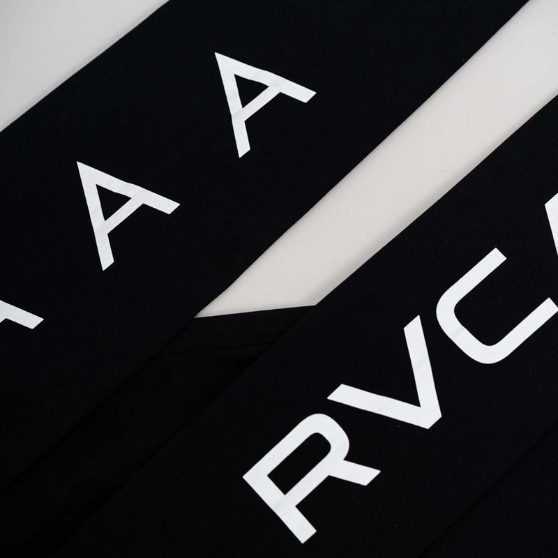 Das AAA x RVCA Langarmshirt