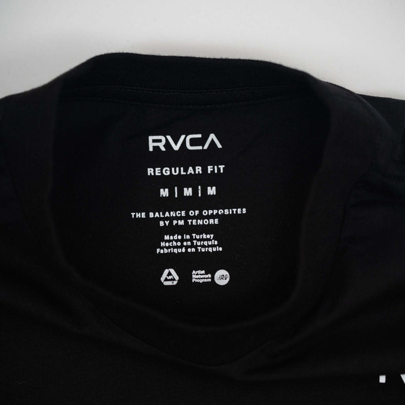 Das AAA x RVCA Langarmshirt