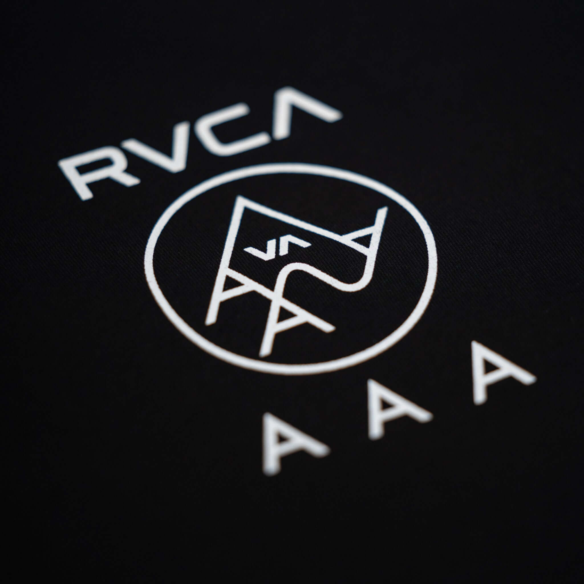Le t-shirt AAA x RVCA
