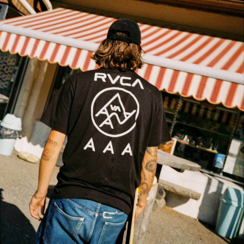Le t-shirt AAA x RVCA